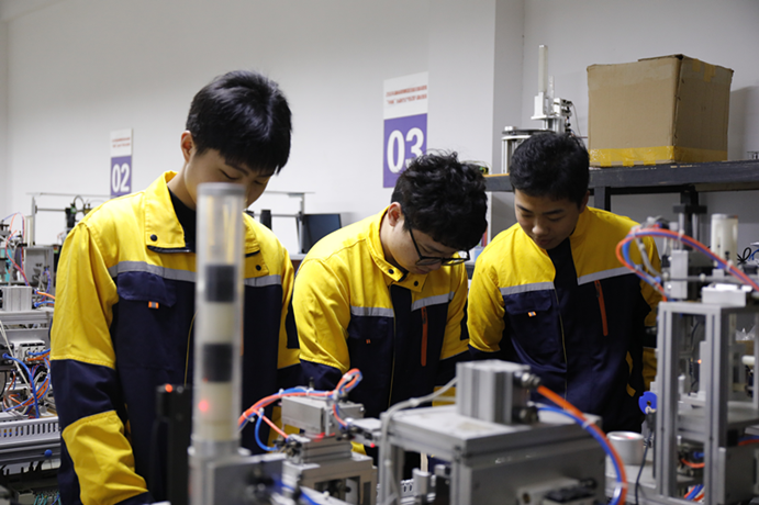 澳门新葡萄新京8883not学生创新超高速激光熔覆技术 着力突破企业再制造技术难题